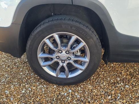 Used 2024 GMC Terrain SLT image 18