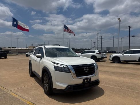 Certified 2023 Nissan Pathfinder SV w/ Lighting Package (N92) FWD image 2