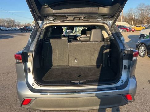 Used 2020 Toyota Highlander XLE image 11