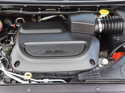 Used 2023 Chrysler Pacifica Touring-L FWD image 22
