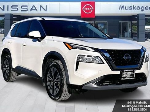 Used 2021 Nissan Rogue SV image 1