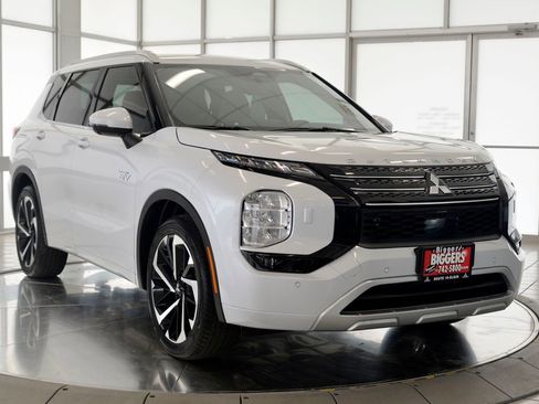 Used 2023 Mitsubishi Outlander SEL AWD/4WD image 2