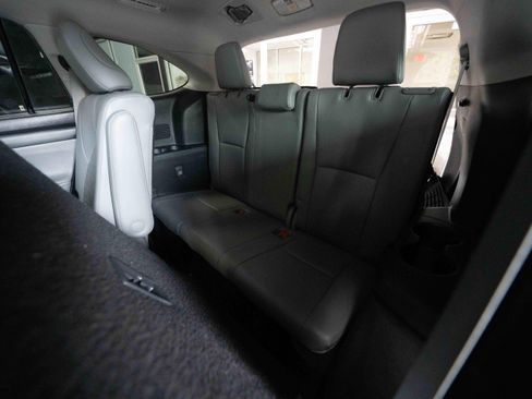 Used 2020 Toyota Highlander XLE AWD/4WD image 23
