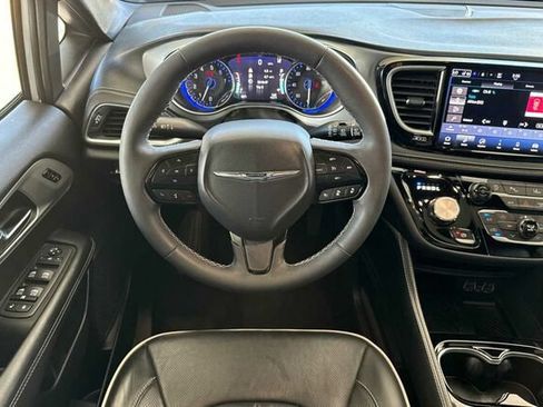 Certified 2025 Chrysler Pacifica Limited FWD image 11