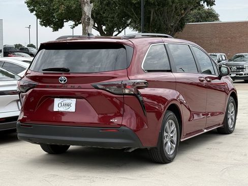 Used 2025 Toyota Sienna XLE w/ XLE Plus Package FWD image 4