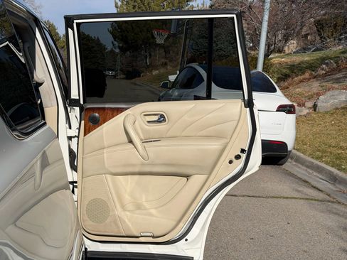 Used 2016 INFINITI QX80 4WD w/ Deluxe Technology Package image 7