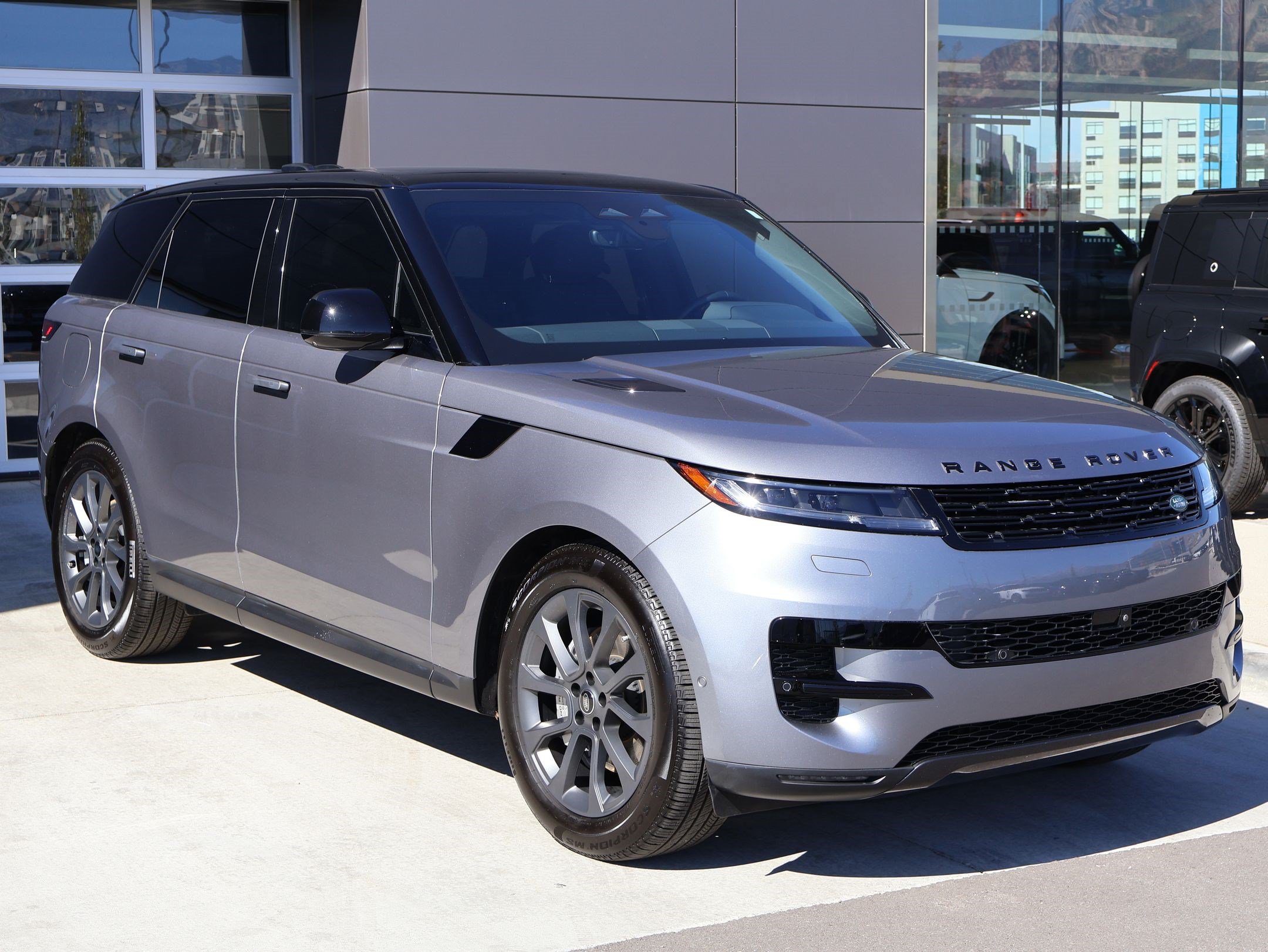 Used 2025 Land Rover Range Rover Sport SE AWD/4WD image 3