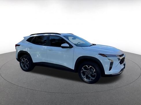 Used 2025 Chevrolet Trax LT image 2