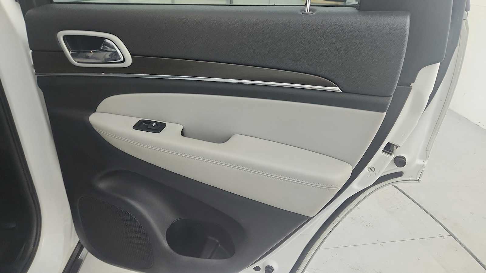 Used 2018 Jeep Grand Cherokee Limited RWD image 27