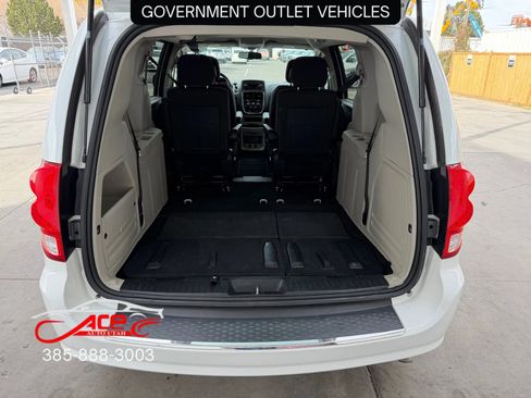 Used 2017 Dodge Grand Caravan SE w/ UConnect Hands-Free Group image 14