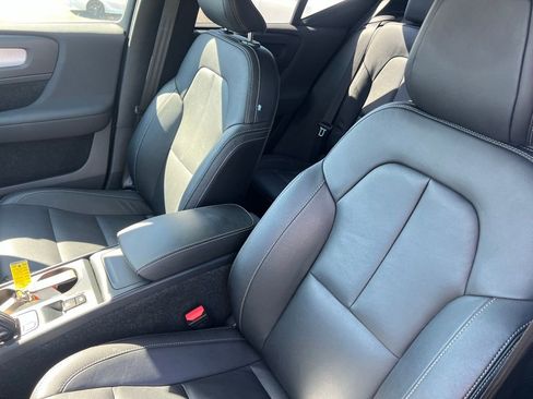 Used 2021 Volvo XC40 T5 Momentum w/ Climate Package AWD/4WD image 13