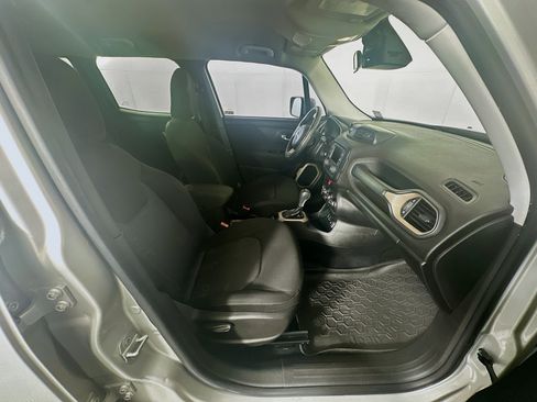 Used 2016 Jeep Renegade Latitude FWD image 30