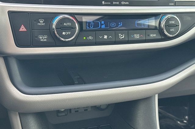 Certified 2019 Toyota Highlander XLE FWD image 27