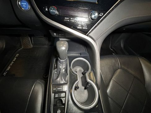 Used 2018 Toyota Camry XLE image 11