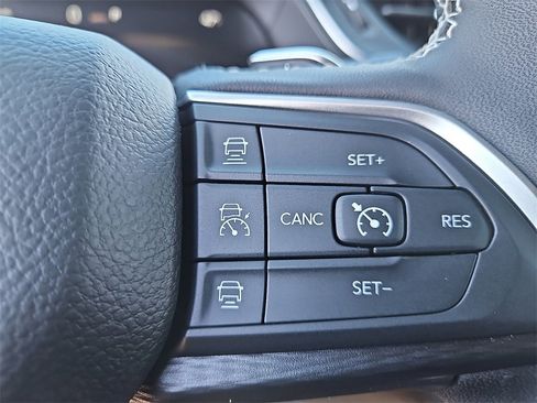 New 2025 Jeep Grand Cherokee Altitude image 18