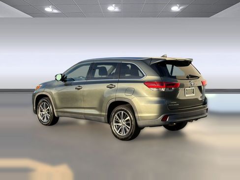 Used 2019 Toyota Highlander XLE FWD image 3