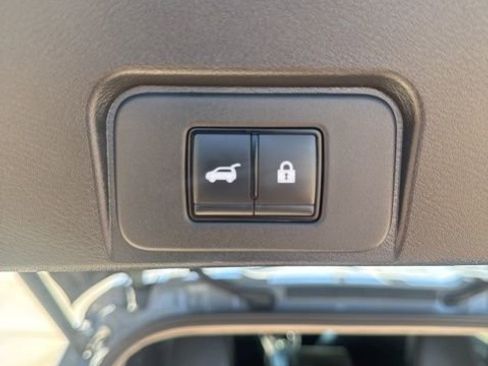 Used 2025 Nissan Rogue SV image 17