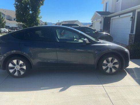 Used 2024 Tesla Model Y Long Range AWD/4WD image 2