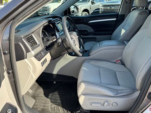 Used 2014 Toyota Highlander Plus AWD/4WD image 18