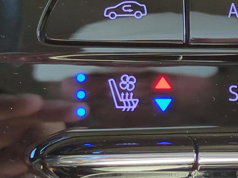 Used 2021 Buick Envision Avenir w/ Technology Package II FWD image 28