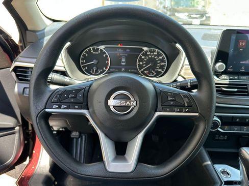 Used 2025 Nissan Altima 2.5 SV FWD image 28
