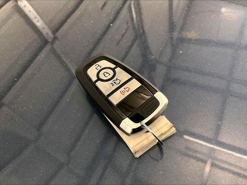 Used 2018 Ford Fusion SE w/ Fusion SE Technology Package FWD image 9