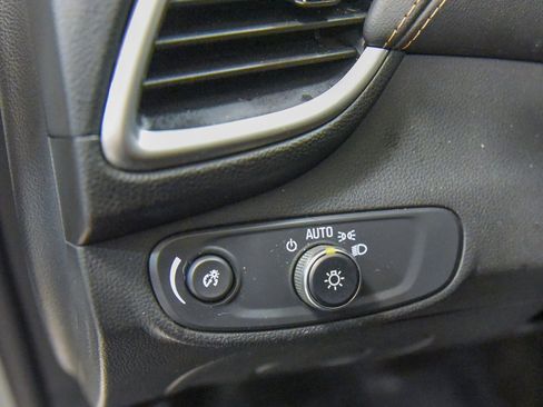 Used 2022 Chevrolet Trax LT w/ LT Convenience Package image 16