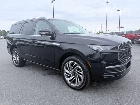 Used 2026 Lincoln Navigator Reserve AWD/4WD image 2