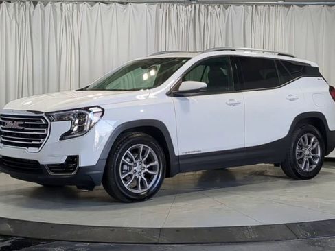 Used 2024 GMC Terrain SLT w/ Infotainment Package II FWD image 4