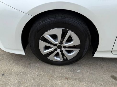 Used 2017 Toyota Prius Three w/ Advanced Technology Package FWD image 12