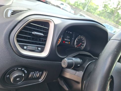 Used 2017 Jeep Renegade Latitude w/ Popular Equipment Group FWD image 18