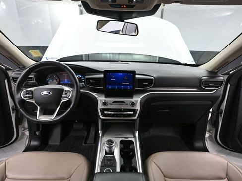Used 2022 Ford Explorer XLT AWD/4WD image 25
