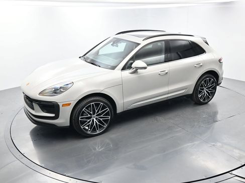 Certified 2025 Porsche Macan image 36
