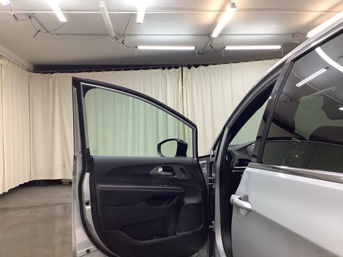 New 2026 Chrysler Pacifica Select image 12