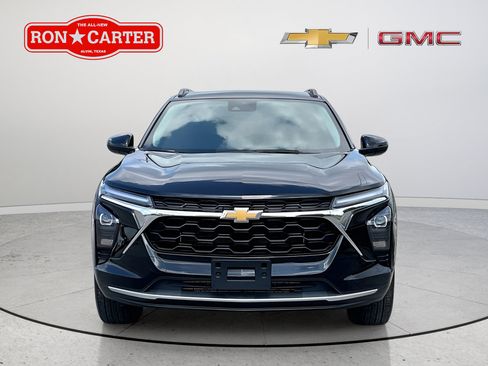 Used 2025 Chevrolet Trax LT FWD image 2