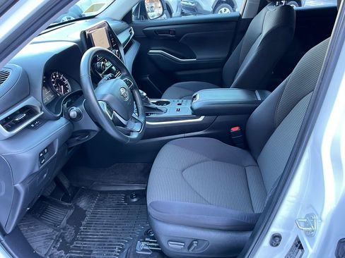 Used 2023 Toyota Highlander LE image 9