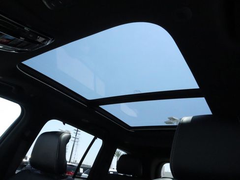 New 2023 Jeep Grand Cherokee Overland w/ Luxury Tech Group IV image 19