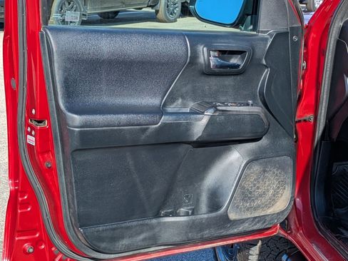 Used 2017 Toyota Tacoma 4x4 Double Cab image 10