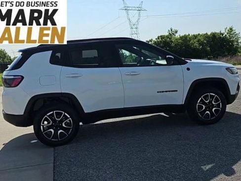 Used 2025 Jeep Compass Trailhawk AWD/4WD image 9