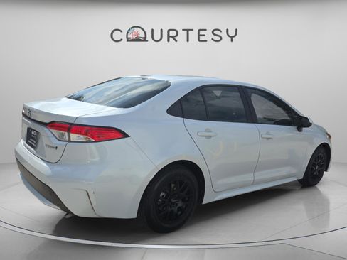 Used 2022 Toyota Corolla LE image 3
