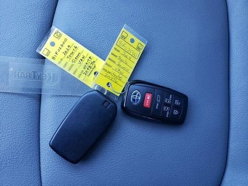 Used 2024 Toyota Sienna XLE image 25