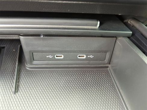 Used 2025 Volkswagen Atlas SE image 31