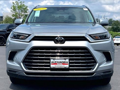 Used 2025 Toyota Grand Highlander AWD image 3
