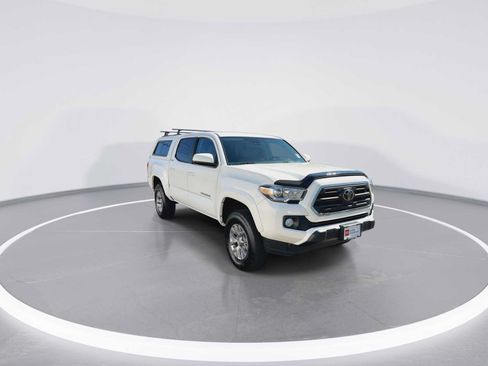 Certified 2018 Toyota Tacoma SR5 AWD/4WD image 2