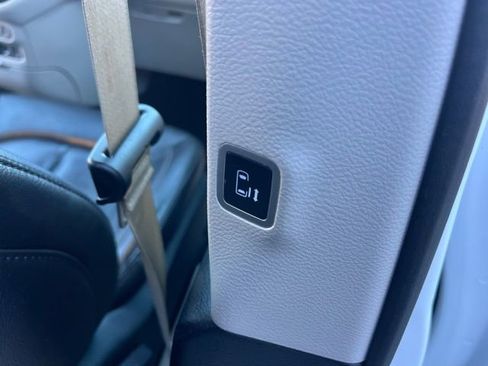 Used 2022 Chrysler Pacifica Touring-L image 17