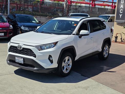 Used 2019 Toyota RAV4 XLE FWD image 5