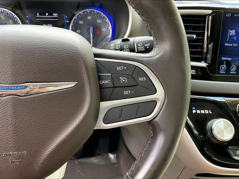 Used 2017 Chrysler Pacifica Touring-L image 19