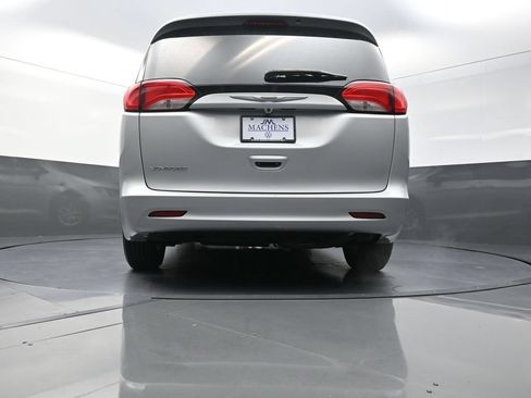 Used 2022 Chrysler Voyager LX FWD image 26
