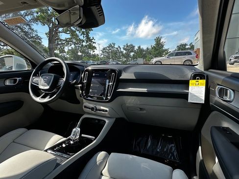 Used 2025 Volvo XC40 B5 Plus w/ Climate Package image 10