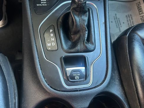 Used 2020 Jeep Cherokee Latitude Plus AWD/4WD image 25